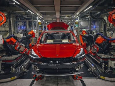 H Tesla μειώνει το κόστος των ηλεκτρικών αυτοκινήτων