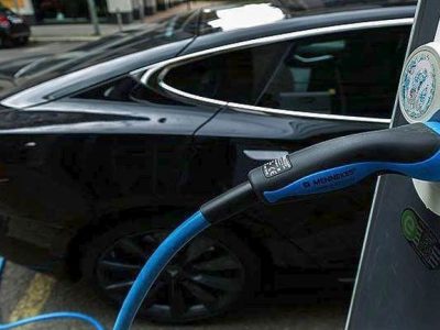 Τα ηλεκτρικά οχήματα πιέζουν τις πωλήσεις πετρελαιοκίνητων στην ΕΕ