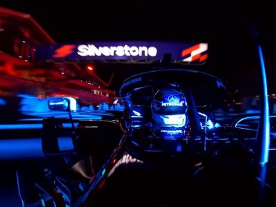 Δες έναν τρομακτικό νυχτερινό γύρο με μονοθέσιο της F1 στο στολισμένο Silverstone