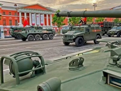 Αυτά είναι τα εντυπωσιακά Ρωσικά στρατιωτικά οχήματα που είναι έξω από το Κίεβο (pics)