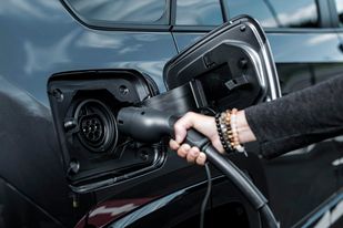 Οι κάτοχοι plug-in υβριδικών αυτοκινήτων δεν φορτίζουν τις μπαταρίες τους