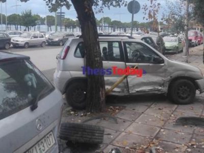Οδηγός στην Ελλάδα έριξε το αυτοκίνητό του σε έξι παρκαρισμένα οχήματα, το κλείδωσε και έφυγε (pics)
