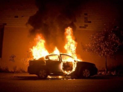 Όχημα τυλίχθηκε στις φλόγες – Βλέπουν εμπρησμό οι αρχές