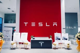 Σε ελεύθερη πτώση η μετοχή της Tesla το 2022