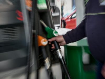 Νοθευμένη βενζίνη: Πώς θα την καταλάβεις και τι πρέπει να κάνεις