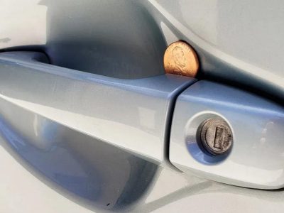 Κλέβουν αυτοκίνητα με ένα κέρμα -Το νέο κόλπο των κλεφτών (ΒΙΝΤΕΟ)