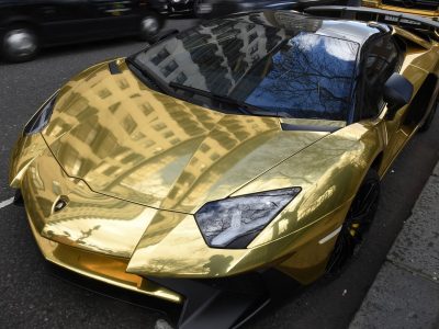 Ο άνθρωπος με τα χρυσά αυτοκίνητα -Ποιος είναι και γιατί τα ντύνει με πραγματικό χρυσό