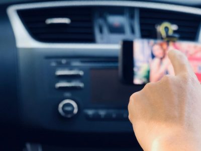 Οι νέοι οδηγοί βλέπουν video όταν οδηγούν – Τι δείχνει νέα έρευνα