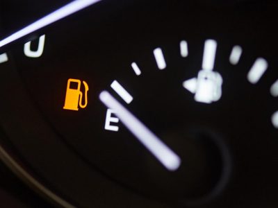 Το λάθος που κάνουμε όλοι και «καίμε» περισσότερη βενζίνη στο αυτοκίνητο -Πώς να το διορθώσουμε