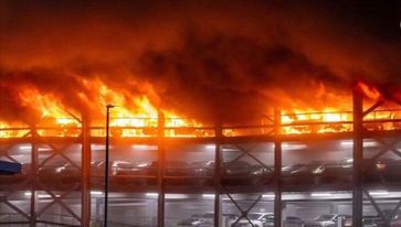 Πετρελαιοκίνητο Range Rover προκαλεί τεράστια πυρκαγιά στο αεροδρόμιο του Λούτον της Αγγλίας, καταστρέφοντας το πάρκινγκ