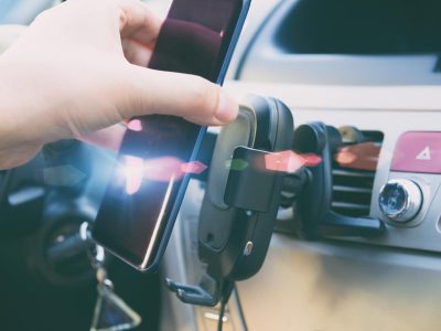 Ποιο κινητό απαγορεύεται να φορτίσεις στο αυτοκίνητο -Από ποιο πρόβλημα κινδυνεύεις