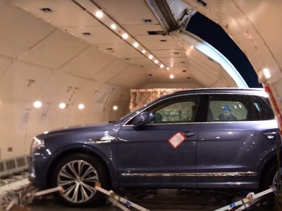 VIDEO: Η απίστευτη διαδικασία μεταφοράς πολυτελών αυτοκινήτων από αέρος