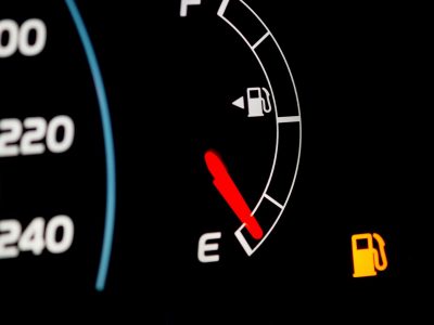 Τι πρέπει να κάνεις αν ανάψει το λαμπάκι της βενζίνης -Τα 5 SOS για κάθε οδηγό