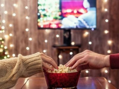 Εταιρεία ψάχνει άτομο για να βλέπει χριστουγεννιάτικες ταινίες όλο τον Δεκέμβρη: Ο μισθός στα 2.300 ευρώ