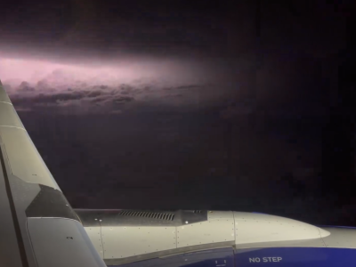 ΒΙΝΤΕΟ: Καρέ καρέ η καταιγίδα που «σάρωσε» την Κύπρο από το παράθυρο αεροπλάνου – «Εκτροπή πτήσης Αθήνα-Λάρνακα για αποφυγή»
