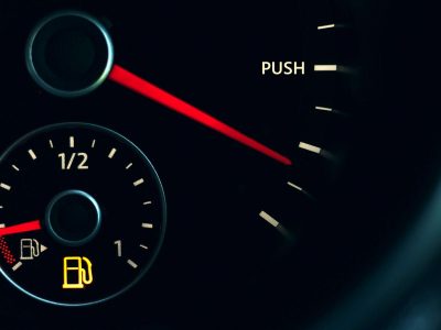 Λαμπάκι καυσίμου στο αυτοκίνητο – Πόσα χιλιόμετρα μπορείς να κινηθείς με άδειο ρεζερβουάρ