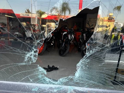 ΛΕΜΕΣΟΣ / ΕΙΚΟΝΕΣ: Εισέβαλαν με το διπλοκάμπινο μέσα σε κατάστημα και έκλεψαν μοτοσικλέτες μεγάλου κυβισμού – Θρύψαλα η βιτρίνα