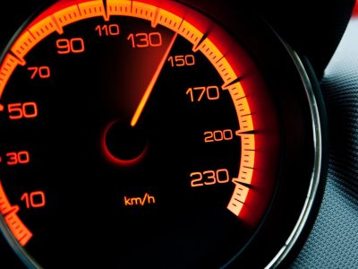 Μπαίνει κόφτης ταχύτητας σε όλα τα αυτοκίνητα – Πότε θα γίνει υποχρεωτικός