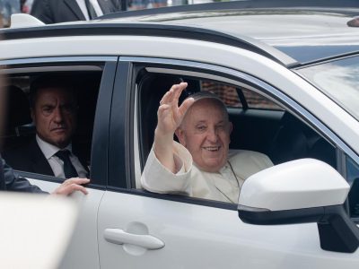 Αυτά είναι τα νέα αυτοκίνητα του Πάπα -Τι επέλεξε για τις μετακινήσεις του