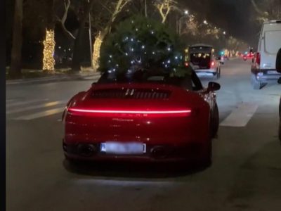 Θεσσαλονίκη: Οδηγός στόλισε με Χριστουγεννιάτικο δέντρο την Porsche του και βγήκε βόλτα
