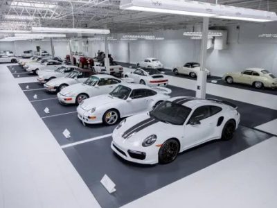 Συλλογή 56 λευκών Porsche άλλαξε χέρια για 28 εκατομμύρια ευρώ