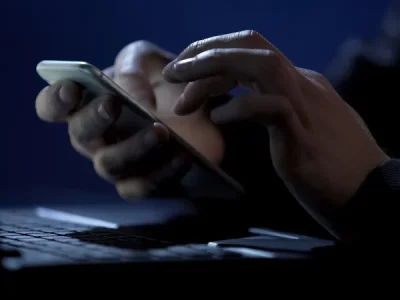 Σημάδια που δείχνουν ότι χάκερ έχει μπει στο κινητό σας – Οι κουκκίδες σε Android και iPhone