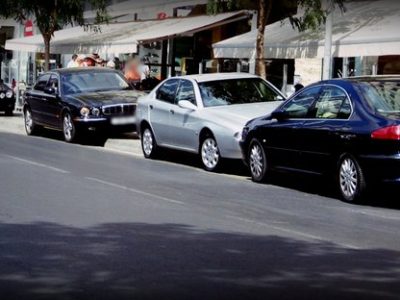 «Όχημα παρέσυρε και σκότωσε άτομο σε τροχοκάθισμα επειδή στο πεζοδρόμιο υπήρχαν αυτοκίνητα»