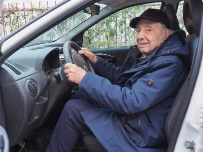 Οδηγός 100 ετών ανανέωσε το δίπλωμα οδήγησης του και συνεχίζει ακάθεκτος στους δρόμους -Το αυτοκίνητο που οδηγεί