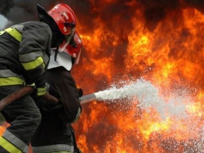 ΣΥΝΑΓΕΡΜΟΣ: Ξέσπασε φωτιά σε κατάστημα ελαστικών