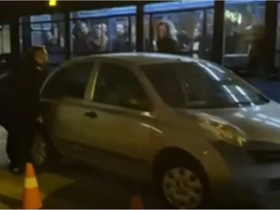 ΒΙΝΤΕΟ: Σήκωσαν στα χέρια αυτοκίνητο για να περάσει το λεωφορείο