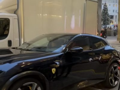 Γνωστός ποδοσφαιριστής ανέβηκε με τη νέα του Ferrari στο πεζοδρόμιο για να κάνει τα ψώνια του