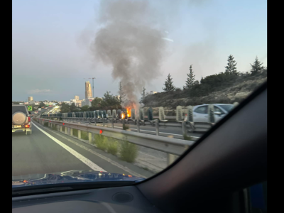 Όχημα τυλίχθηκε στις φλόγες στον αυτοκινητόδρομο Λευκωσίας-Λεμεσού (ΦΩΤΟ)