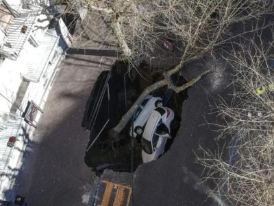 Σώθηκαν από θαύμα: Τρύπα κατάπιε οδηγούς και αυτοκίνητα (ΒΙΝΤΕΟ&ΦΩΤΟΣ)