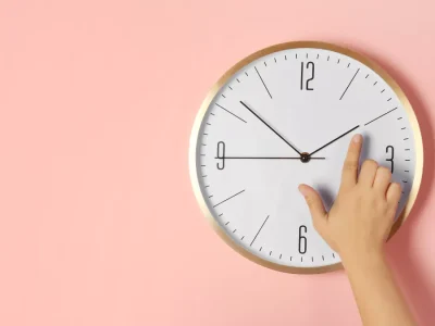 Αλλαγή ώρας: Τρία μυστικά για να μη φέρει τα πάνω-κάτω στο βιολογικό μας ρολόι