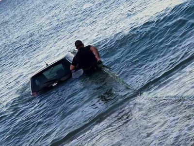 Ελλάδα: Αυτοκίνητο βρέθηκε να κολυμπάει στη θάλασσα -Συνελήφθη ο οδηγός του