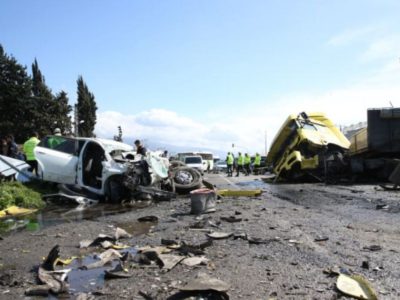 Τραγωδία: Η στιγμή που ξεκληρίζεται οικογένεια όταν φορτηγό έπεσε στο αυτοκίνητό της (ΒΙΝΤΕΟ)