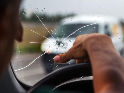 Σταματήστε να πληρώνετε τα σπασμένα – Ποια κάλυψη στην ασφάλεια αυτοκινήτου σώζει την τσέπη σας