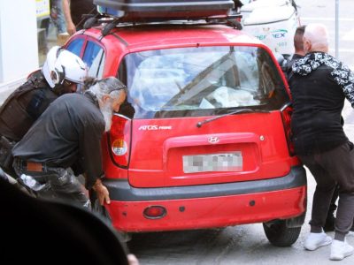 Ελλάδα: Περαστικοί σήκωσαν στα χέρια αυτοκίνητο -Πώς άνοιξαν τον δρόμο για να περάσει λεωφορείο